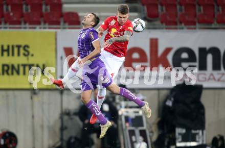 Fussball. Bundesliga. SK Austria Klagenfurt gegen  FC Red Bull Salzburg.   Markus Pink, (Klagenfurt),  Kamil Piatkowski  (Salzburg ). Klagenfurt, am 27.11.2021.
Foto: Kuess
www.qspictures.net
---
pressefotos, pressefotografie, kuess, qs, qspictures, sport, bild, bilder, bilddatenbank
