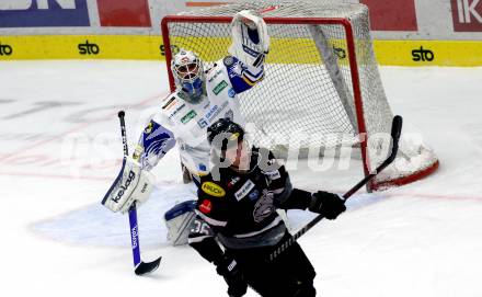 EBEL. Eishockey Bundesliga. VSV gegen Dornbirn Bulldogs.  Andreas Bernard,  (VSV), Colton Bruce Beck  (Dornbirn Bulldogs). Villach, am 3.12.2021.
Foto: Kuess
www.qspictures.net
---
pressefotos, pressefotografie, kuess, qs, qspictures, sport, bild, bilder, bilddatenbank