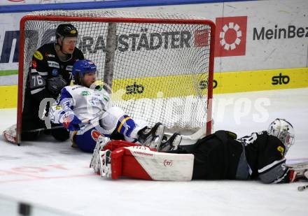 EBEL. Eishockey Bundesliga. VSV gegen Dornbirn Bulldogs.  Chris Collins,  (VSV), Sam Antonitsch, Lukas Herzog  (Dornbirn Bulldogs). Villach, am 3.12.2021.
Foto: Kuess
www.qspictures.net
---
pressefotos, pressefotografie, kuess, qs, qspictures, sport, bild, bilder, bilddatenbank