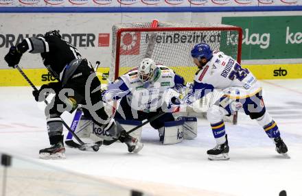 EBEL. Eishockey Bundesliga. VSV gegen Dornbirn Bulldogs.  Andreas Bernard, Nico Brunner, (VSV),   Pavlo Padakin (Dornbirn Bulldogs). Villach, am 3.12.2021.
Foto: Kuess
www.qspictures.net
---
pressefotos, pressefotografie, kuess, qs, qspictures, sport, bild, bilder, bilddatenbank