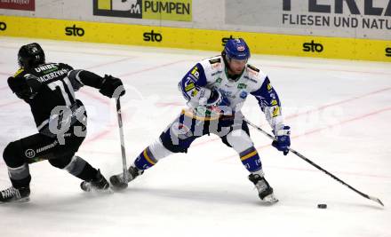 EBEL. Eishockey Bundesliga. VSV gegen Dornbirn Bulldogs. Joel Broda,  (VSV), Kevin Macierzynski   (Dornbirn Bulldogs). Villach, am 3.12.2021.
Foto: Kuess
www.qspictures.net
---
pressefotos, pressefotografie, kuess, qs, qspictures, sport, bild, bilder, bilddatenbank