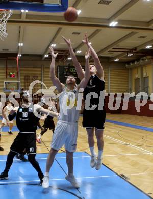 Basketball Zweite Liga 2021/2022. Grunddurchgang 8. Runde.  Woerthersee Piraten gegen RAIDERS Tirol.  Maximilian Kunovjanek (KOS), Ziga Habat (Tirol). Klagenfurt, am 4.12.2021. 
Foto: Kuess
www.qspictures.net

---
pressefotos, pressefotografie, kuess, qs, qspictures, sport, bild, bilder, bilddatenbank