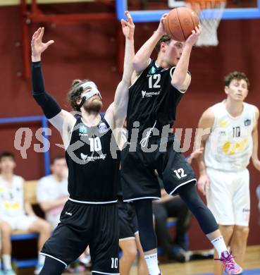 Basketball Zweite Liga 2021/2022. Grunddurchgang 8. Runde.  Woerthersee Piraten gegen RAIDERS Tirol. Leon Tomic , Tim-Joel Deschner (Tirol). Klagenfurt, am 4.12.2021. 
Foto: Kuess
www.qspictures.net

---
pressefotos, pressefotografie, kuess, qs, qspictures, sport, bild, bilder, bilddatenbank