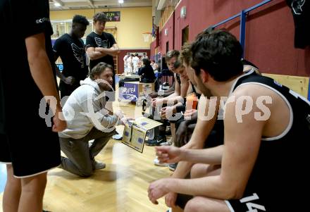 Basketball Zweite Liga 2021/2022. Grunddurchgang 8. Runde.  Woerthersee Piraten gegen RAIDERS Tirol.  Trainer Trainer Amir Medinov (Tirol). Klagenfurt, am 4.12.2021. 
Foto: Kuess
www.qspictures.net

---
pressefotos, pressefotografie, kuess, qs, qspictures, sport, bild, bilder, bilddatenbank