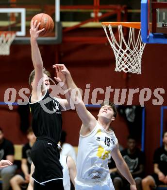 Basketball Zweite Liga 2021/2022. Grunddurchgang 8. Runde.  Woerthersee Piraten gegen RAIDERS Tirol. Alexander Pirker  (KOS), Mihajlo Benic (Tirol). Klagenfurt, am 4.12.2021. 
Foto: Kuess
www.qspictures.net

---
pressefotos, pressefotografie, kuess, qs, qspictures, sport, bild, bilder, bilddatenbank