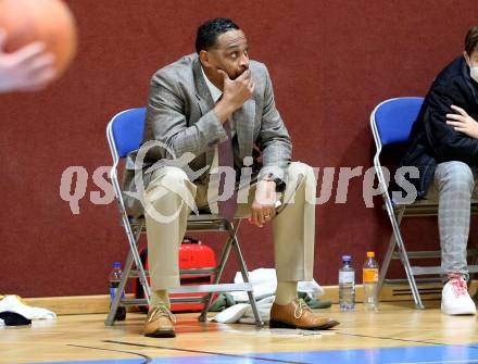 Basketball Zweite Liga 2021/2022. Grunddurchgang 8. Runde.  Woerthersee Piraten gegen RAIDERS Tirol. Trainer Aaron Mitchell (KOS). Klagenfurt, am 4.12.2021. 
Foto: Kuess
www.qspictures.net

---
pressefotos, pressefotografie, kuess, qs, qspictures, sport, bild, bilder, bilddatenbank