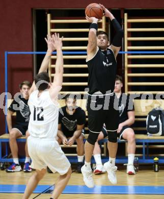 Basketball Zweite Liga 2021/2022. Grunddurchgang 8. Runde.  Woerthersee Piraten gegen RAIDERS Tirol.  Jan-Arne Apschner (KOS), Stefan Oberhauser (Tirol). Klagenfurt, am 4.12.2021. 
Foto: Kuess
www.qspictures.net

---
pressefotos, pressefotografie, kuess, qs, qspictures, sport, bild, bilder, bilddatenbank