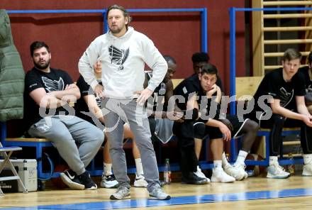 Basketball Zweite Liga 2021/2022. Grunddurchgang 8. Runde.  Woerthersee Piraten gegen RAIDERS Tirol. Trainer Amir Medinov (Tirol). Klagenfurt, am 4.12.2021. 
Foto: Kuess
www.qspictures.net

---
pressefotos, pressefotografie, kuess, qs, qspictures, sport, bild, bilder, bilddatenbank