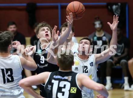 Basketball Zweite Liga 2021/2022. Grunddurchgang 8. Runde.  Woerthersee Piraten gegen RAIDERS Tirol.  Jan-Arne Apschner (KOS), Ziga Habat  (Tirol). Klagenfurt, am 4.12.2021. 
Foto: Kuess
www.qspictures.net

---
pressefotos, pressefotografie, kuess, qs, qspictures, sport, bild, bilder, bilddatenbank
