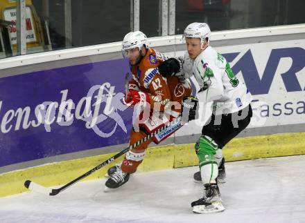 EBEL. Eishockey Bundesliga. KAC gegen	HK SZ Olimpija. Rok Ticar,  (KAC),   Blaz Tomazevic (Olimpija). Klagenfurt, am 7.12.2021.
Foto: Kuess
www.qspictures.net

---
pressefotos, pressefotografie, kuess, qs, qspictures, sport, bild, bilder, bilddatenbank