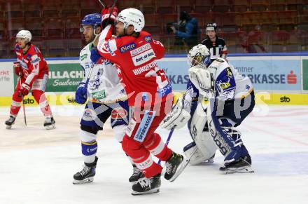 EBEL. Eishockey Bundesliga. VSV gegen KAC. Sebastian Zauner,   Andreas Bernard, (VSV),  Thomas Hundertpfund  (KAC). Villach, am 10.12.2021.
Foto: Kuess
www.qspictures.net
---
pressefotos, pressefotografie, kuess, qs, qspictures, sport, bild, bilder, bilddatenbank