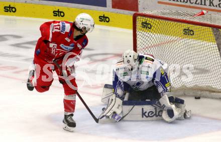 EBEL. Eishockey Bundesliga. VSV gegen KAC.  Andreas Bernard,  (VSV), Manuel Ganahl  (KAC). Villach, am 10.12.2021.
Foto: Kuess
www.qspictures.net
---
pressefotos, pressefotografie, kuess, qs, qspictures, sport, bild, bilder, bilddatenbank