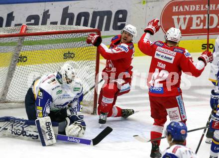 EBEL. Eishockey Bundesliga. VSV gegen KAC.  Torjubel Manuel Geier, Rok Ticar  (KAC). Villach, am 10.12.2021.
Foto: Kuess
www.qspictures.net
---
pressefotos, pressefotografie, kuess, qs, qspictures, sport, bild, bilder, bilddatenbank