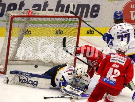 EBEL. Eishockey Bundesliga. VSV gegen KAC.  Andreas Bernard,  (VSV), Manuel Geier  (KAC). Villach, am 10.12.2021.
Foto: Kuess
www.qspictures.net
---
pressefotos, pressefotografie, kuess, qs, qspictures, sport, bild, bilder, bilddatenbank