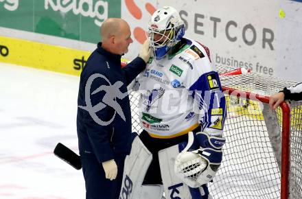 EBEL. Eishockey Bundesliga. VSV gegen KAC.  Masseur Juergen, Andreas Bernard (VSV). Villach, am 10.12.2021.
Foto: Kuess
www.qspictures.net
---
pressefotos, pressefotografie, kuess, qs, qspictures, sport, bild, bilder, bilddatenbank