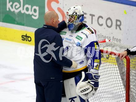 EBEL. Eishockey Bundesliga. VSV gegen KAC.  Masseur Juergen (VSV). Villach, am 10.12.2021.
Foto: Kuess
www.qspictures.net
---
pressefotos, pressefotografie, kuess, qs, qspictures, sport, bild, bilder, bilddatenbank
