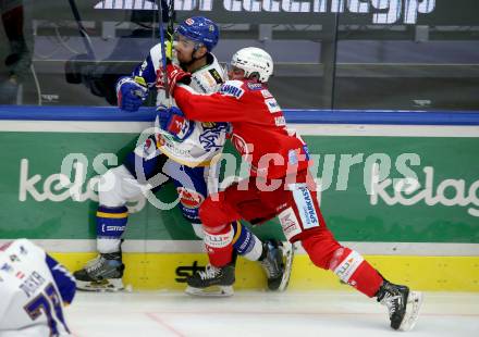 EBEL. Eishockey Bundesliga. VSV gegen KAC.  Brett Flemming, (VSV),  Fabian Hochegger  (KAC). Villach, am 10.12.2021.
Foto: Kuess
www.qspictures.net
---
pressefotos, pressefotografie, kuess, qs, qspictures, sport, bild, bilder, bilddatenbank
