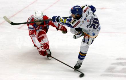 EBEL. Eishockey Bundesliga. VSV gegen KAC.  Nico Brunner, (VSV), Matthew Fraser   (KAC). Villach, am 10.12.2021.
Foto: Kuess
www.qspictures.net
---
pressefotos, pressefotografie, kuess, qs, qspictures, sport, bild, bilder, bilddatenbank