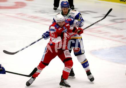 EBEL. Eishockey Bundesliga. VSV gegen KAC.  Kevin Moderer,  (VSV),  Rok Ticar (KAC). Villach, am 10.12.2021.
Foto: Kuess
www.qspictures.net
---
pressefotos, pressefotografie, kuess, qs, qspictures, sport, bild, bilder, bilddatenbank
