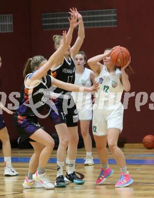 Basketball Damen Superliga 2021/2022. Grunddurchgang 7. Runde.  KOS Celovec Damen gegen  Vienna United. Patricia Pauer  (KOS), Lena Eichler, Michelle Slunecko  (Vienna United). Klagenfurt, am 11.12.2021.
Foto: Kuess
www.qspictures.net
---
pressefotos, pressefotografie, kuess, qs, qspictures, sport, bild, bilder, bilddatenbank