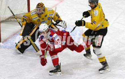 EBEL. Eishockey Bundesliga. KAC gegen	HC Pustertal Woelfe. Manuel Geier,  (KAC), Tomas Joshua Sholl, Ivan Althuber  (Pustertal). Klagenfurt, am 12.12.2021.
Foto: Kuess
www.qspictures.net

---
pressefotos, pressefotografie, kuess, qs, qspictures, sport, bild, bilder, bilddatenbank