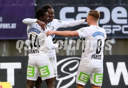 Fussball. Bundesliga. SK Austria Klagenfurt gegen  SK Puntigamer Sturm Graz. Torjubel Kelvin Kwarteng Yeboah, Amadou Dante, Alexander Prass (Graz). Klagenfurt, am 12.12.2021.
Foto: Kuess
www.qspictures.net
---
pressefotos, pressefotografie, kuess, qs, qspictures, sport, bild, bilder, bilddatenbank