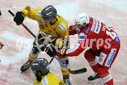 EBEL. Eishockey Bundesliga. KAC gegen	HC Pustertal Woelfe. Rok Ticar,    (KAC), Simon Berger  (Pustertal). Klagenfurt, am 12.12.2021.
Foto: Kuess
www.qspictures.net

---
pressefotos, pressefotografie, kuess, qs, qspictures, sport, bild, bilder, bilddatenbank