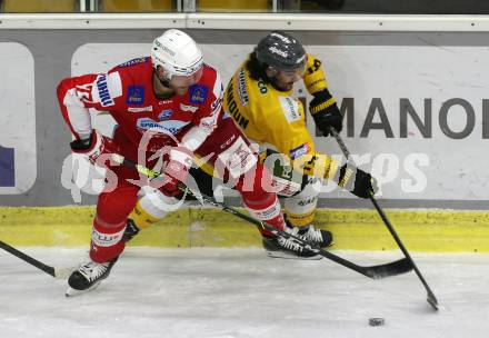 EBEL. Eishockey Bundesliga. KAC gegen	HC Pustertal Woelfe.Thomas Hundertpfund,  (KAC),  Dante Hannoun (Pustertal). Klagenfurt, am 12.12.2021.
Foto: Kuess
www.qspictures.net

---
pressefotos, pressefotografie, kuess, qs, qspictures, sport, bild, bilder, bilddatenbank