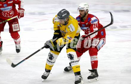 EBEL. Eishockey Bundesliga. KAC gegen	HC Pustertal Woelfe. Steven Strong,  (KAC),  Johan Harju (Pustertal). Klagenfurt, am 12.12.2021.
Foto: Kuess
www.qspictures.net

---
pressefotos, pressefotografie, kuess, qs, qspictures, sport, bild, bilder, bilddatenbank