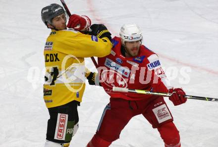 EBEL. Eishockey Bundesliga. KAC gegen	HC Pustertal Woelfe. Thomas Hundertpfund,  (KAC),  Reece Kenneth Willcox  (Pustertal). Klagenfurt, am 12.12.2021.
Foto: Kuess
www.qspictures.net

---
pressefotos, pressefotografie, kuess, qs, qspictures, sport, bild, bilder, bilddatenbank