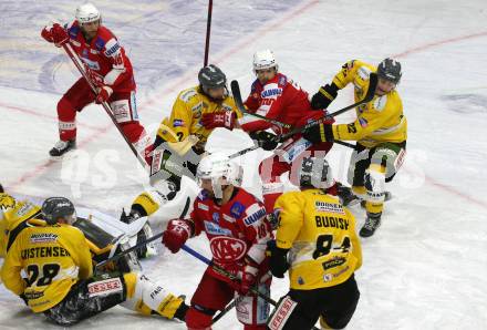 EBEL. Eishockey Bundesliga. KAC gegen	HC Pustertal Woelfe. Thomas Koch, Matthew Fraser, Johannes Bischofberger (KAC), Michael Caruso, Matthias mantinger, Emil Kristensen, Zachary Jon Budish   (Pustertal). Klagenfurt, am 12.12.2021.
Foto: Kuess
www.qspictures.net

---
pressefotos, pressefotografie, kuess, qs, qspictures, sport, bild, bilder, bilddatenbank