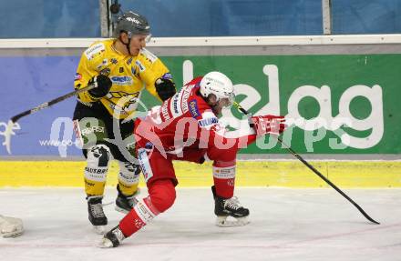 EBEL. Eishockey Bundesliga. KAC gegen	HC Pustertal Woelfe. Fabian Hochegger,  (KAC),  Shane Robert Hanna (Pustertal). Klagenfurt, am 12.12.2021.
Foto: Kuess
www.qspictures.net

---
pressefotos, pressefotografie, kuess, qs, qspictures, sport, bild, bilder, bilddatenbank