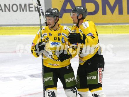 EBEL. Eishockey Bundesliga. KAC gegen	HC Pustertal Woelfe. Torjubel Jasse Erik Kalevi Ikonen, Emil Kristensen  (Pustertal). Klagenfurt, am 12.12.2021.
Foto: Kuess
www.qspictures.net

---
pressefotos, pressefotografie, kuess, qs, qspictures, sport, bild, bilder, bilddatenbank