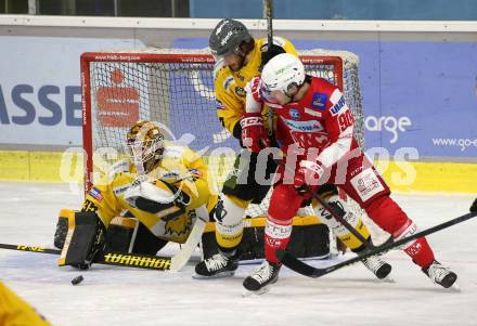 EBEL. Eishockey Bundesliga. KAC gegen	HC Pustertal Woelfe. Matthew Fraser, (KAC),  Ivan Althuber, Tomas Joshua Sholl  (Pustertal). Klagenfurt, am 12.12.2021.
Foto: Kuess
www.qspictures.net

---
pressefotos, pressefotografie, kuess, qs, qspictures, sport, bild, bilder, bilddatenbank