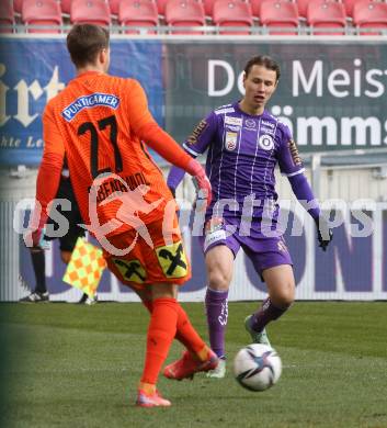 Fussball. Bundesliga. SK Austria Klagenfurt gegen  SK Puntigamer Sturm Graz.  Alex Timossi Andersson, (Klagenfurt), Joerg Siebenhandl  (Graz). Klagenfurt, am 12.12.2021.
Foto: Kuess
www.qspictures.net
---
pressefotos, pressefotografie, kuess, qs, qspictures, sport, bild, bilder, bilddatenbank