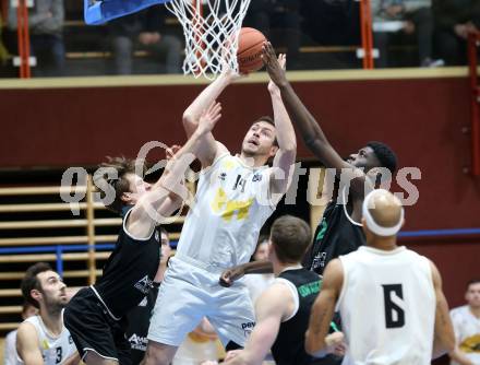 Basketball Zweite Liga 2021/2022. Grunddurchgang 10. Runde.  Woerthersee Piraten gegen Union Deutsch Wagram Alligators . Maximilian Kunovjanek  (Piraten),  Simon Marek, Simon Okoro (Deutsch Wagram). Klagenfurt, am 18.12.2021. 
Foto: Kuess
www.qspictures.net

---
pressefotos, pressefotografie, kuess, qs, qspictures, sport, bild, bilder, bilddatenbank