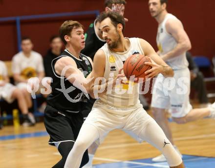 Basketball Zweite Liga 2021/2022. Grunddurchgang 10. Runde.  Woerthersee Piraten gegen Union Deutsch Wagram Alligators . Alen Repac  (Piraten), Jan Kvasnicka (Deutsch Wagram). Klagenfurt, am 18.12.2021. 
Foto: Kuess
www.qspictures.net

---
pressefotos, pressefotografie, kuess, qs, qspictures, sport, bild, bilder, bilddatenbank