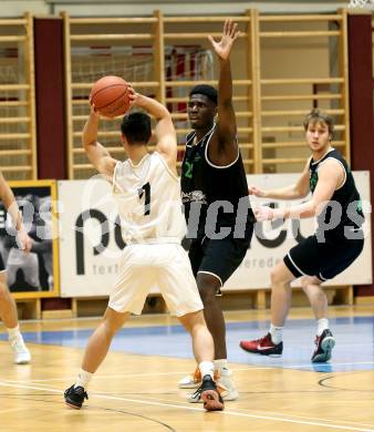 Basketball Zweite Liga 2021/2022. Grunddurchgang 10. Runde.  Woerthersee Piraten gegen Union Deutsch Wagram Alligators .  Jure Bavdek (Piraten), Simon Okoro (Deutsch Wagram). Klagenfurt, am 18.12.2021. 
Foto: Kuess
www.qspictures.net

---
pressefotos, pressefotografie, kuess, qs, qspictures, sport, bild, bilder, bilddatenbank