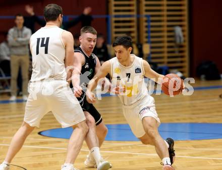 Basketball Zweite Liga 2021/2022. Grunddurchgang 10. Runde.  Woerthersee Piraten gegen Union Deutsch Wagram Alligators .  Jure Bavdek (Piraten), Nikica Nikolic (Deutsch Wagram). Klagenfurt, am 18.12.2021. 
Foto: Kuess
www.qspictures.net

---
pressefotos, pressefotografie, kuess, qs, qspictures, sport, bild, bilder, bilddatenbank