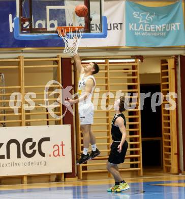 Basketball Zweite Liga 2021/2022. Grunddurchgang 10. Runde.  Woerthersee Piraten gegen Union Deutsch Wagram Alligators .  Jure Bavdek (Piraten), Simon Marek  (Deutsch Wagram). Klagenfurt, am 18.12.2021. 
Foto: Kuess
www.qspictures.net

---
pressefotos, pressefotografie, kuess, qs, qspictures, sport, bild, bilder, bilddatenbank