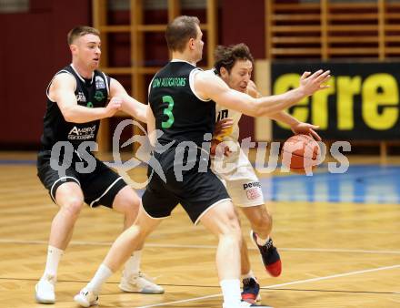 Basketball Zweite Liga 2021/2022. Grunddurchgang 10. Runde.  Woerthersee Piraten gegen Union Deutsch Wagram Alligators .  Simon Finzgar (Piraten), Nikica Nikolic, Branislav Balvan  (Deutsch Wagram). Klagenfurt, am 18.12.2021. 
Foto: Kuess
www.qspictures.net

---
pressefotos, pressefotografie, kuess, qs, qspictures, sport, bild, bilder, bilddatenbank