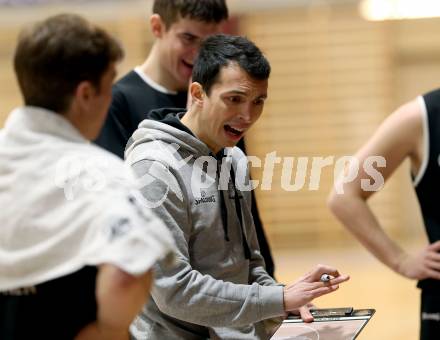 Basketball Zweite Liga 2021/2022. Grunddurchgang 10. Runde.  Woerthersee Piraten gegen Union Deutsch Wagram Alligators . Trainer Lukas Hofer  (Deutsch Wagram). Klagenfurt, am 18.12.2021. 
Foto: Kuess
www.qspictures.net

---
pressefotos, pressefotografie, kuess, qs, qspictures, sport, bild, bilder, bilddatenbank