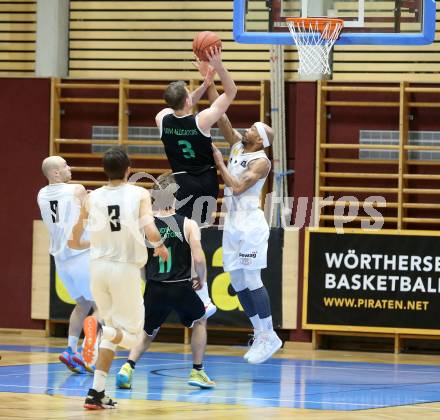 Basketball Zweite Liga 2021/2022. Grunddurchgang 10. Runde.  Woerthersee Piraten gegen Union Deutsch Wagram Alligators . Shawn Ray  (Piraten), Branislav Balvan (Deutsch Wagram). Klagenfurt, am 18.12.2021. 
Foto: Kuess
www.qspictures.net

---
pressefotos, pressefotografie, kuess, qs, qspictures, sport, bild, bilder, bilddatenbank