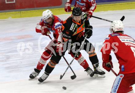 EBEL. Eishockey Bundesliga. KAC gegen	Moser Medical Graz99ers. Strong Steven (KAC),  Boivin Michael (Graz). Klagenfurt, am 19.12.2021.
Foto: Kuess
www.qspictures.net

---
pressefotos, pressefotografie, kuess, qs, qspictures, sport, bild, bilder, bilddatenbank
