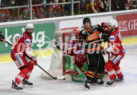 EBEL. Eishockey Bundesliga. KAC gegen	Moser Medical Graz99ers. Schumnig Martin, Geier Stefan, Dahm Sebastian,  (KAC),  Gordon Andrew (Graz). Klagenfurt, am 19.12.2021.
Foto: Kuess
www.qspictures.net

---
pressefotos, pressefotografie, kuess, qs, qspictures, sport, bild, bilder, bilddatenbank