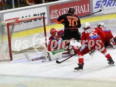 EBEL. Eishockey Bundesliga. KAC gegen	Moser Medical Graz99ers.  Dahm Sebastian, Strong Steven (KAC), Zusevics Zintis Nauris  (Graz). Klagenfurt, am 19.12.2021.
Foto: Kuess
www.qspictures.net

---
pressefotos, pressefotografie, kuess, qs, qspictures, sport, bild, bilder, bilddatenbank