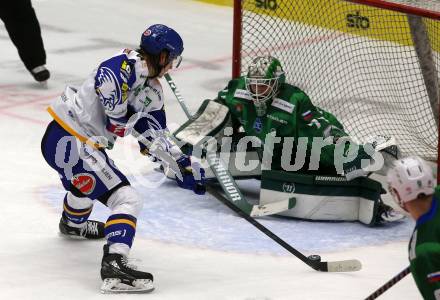EBEL. Eishockey Bundesliga. VSV gegen HK SZ Olimpija. Anton Karlsson,   (VSV),  Paavo Holsa (Olimpija). Villach, am 19.12.2021.
Foto: Kuess
www.qspictures.net
---
pressefotos, pressefotografie, kuess, qs, qspictures, sport, bild, bilder, bilddatenbank