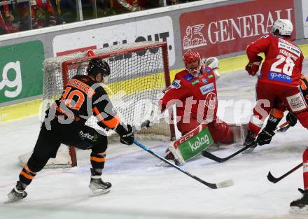 EBEL. Eishockey Bundesliga. KAC gegen	Moser Medical Graz99ers. Dahm Sebastian, Schumnig Martin (KAC), Zusevics Zintis Nauris  (Graz). Klagenfurt, am 19.12.2021.
Foto: Kuess
www.qspictures.net

---
pressefotos, pressefotografie, kuess, qs, qspictures, sport, bild, bilder, bilddatenbank
