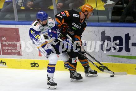 EBEL. Eishockey Bundesliga. VSV gegen Steinbach Black Wings Linz.  Marco Richter,  (VSV),  Christopher Corbin Rumble (Linz). Villach, am 21.12.2021.
Foto: Kuess
www.qspictures.net
---
pressefotos, pressefotografie, kuess, qs, qspictures, sport, bild, bilder, bilddatenbank