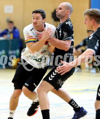 Handball. SC Ferlach gegen Baernbach/Koeflach. Jure Kocbek,   (SCF),  Milos Djurdjevic. Ferlach, 18.12.2021
Foto: Kuess
---
pressefotos, pressefotografie, kuess, qs, qspictures, sport, bild, bilder, bilddatenbank